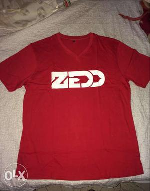 Red And Whiter Zedd Print V-neck T-shirt