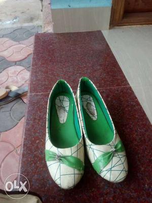 Women's Pair Of White-and-green Leather Round-toe Flats