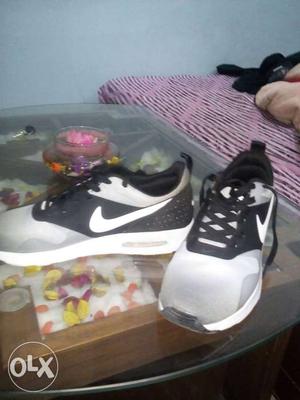 Gray-and-black Nike Low Top Shoes