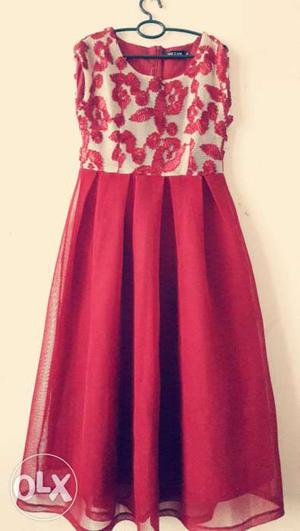Red And White Floral Crew Neck Sleeveless Midi Dress