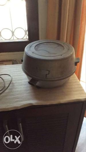 Round oven with cake mould. fully functional.