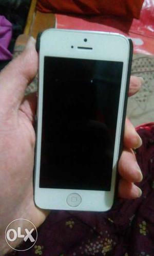 Iphone 5 32gb in new condition only phone and