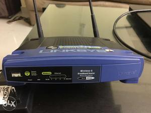 Linksys wifi router WRT54G with power adaptor in