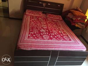 6 ft by 5 ft king size bed with foam mattress