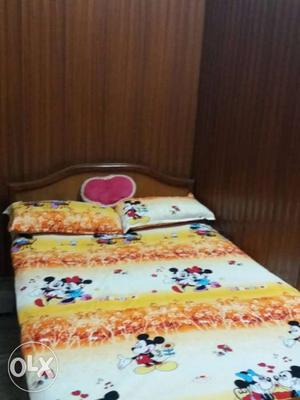 Bed wid bed cover and bedsheet