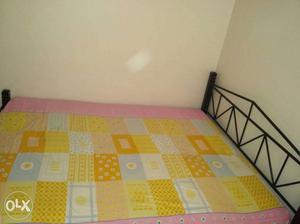 Black Metal Bed Frame Pink And Yellow Bed Mattress vry gud
