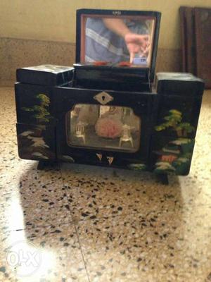 Jewelry box with dancing Doll from Macau