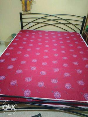 Mattress in new condition with mattress cover,5*6,Warranty