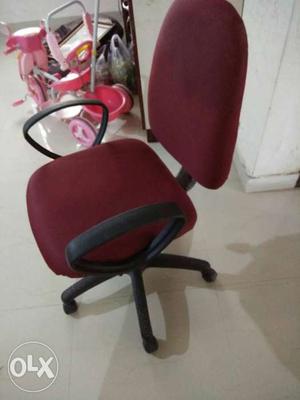 This is a revolving chair in pretty nice condition