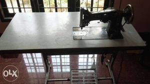 Very good condition electric sewing mechane
