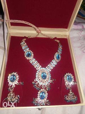 Artificial jewellery having blue gems