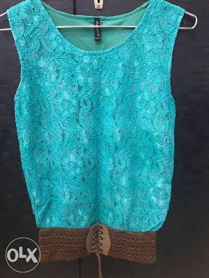 Woman's Teal And Brown Sleeveless Scoop Neck Top