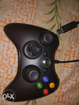 Black Xbox 360 Controller