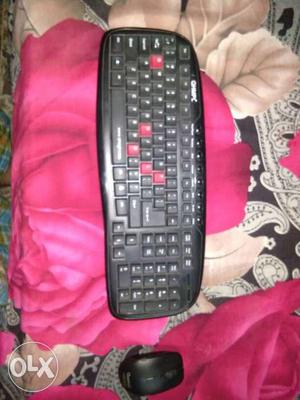 Black wireles quantum keyboard mouse good condition