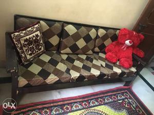 1 year old five sitter wooden sofa very gud condition..