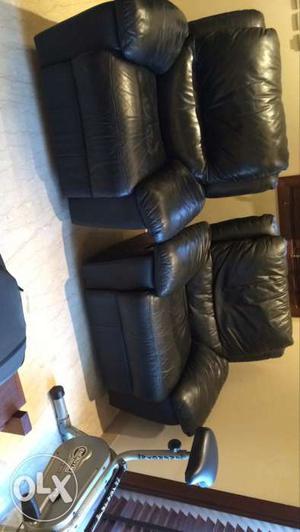 Black pair of leather sofa in good condition