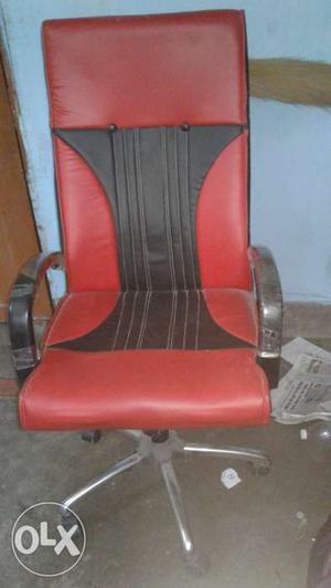 Good condition red big boss riwaling chair to