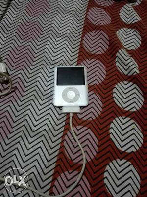 I pod nano 4GB 3rd generation with charger and bag