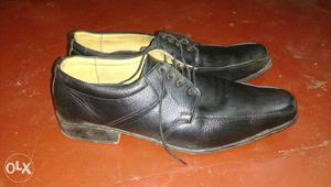 Black leather shoe size 10..