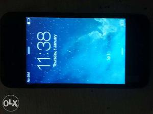 Iphone 4 32 Gb is neat condition only mobile