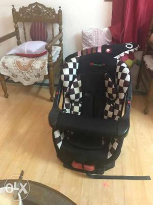 Baby car seater: Just 7 months old.suitable for