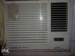 White Vetis Window Type Air Conditioner