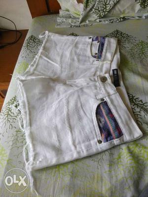 White branded shorts of Levi's price negotiable