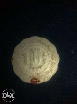 One 10 paisa coin in mint condition old
