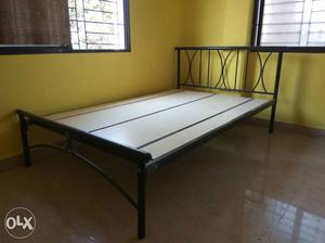 Steel bed 4×6ft in good new condition.