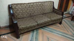 (3 + 1 + 1) sofa set made of sagwan wood