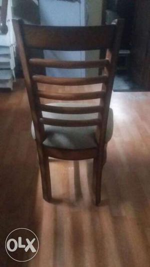 A set of 6 dining table chairs