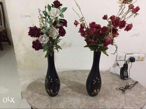 Beautiful flower vase available with flowers.