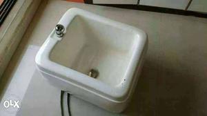Pedicure tub available with pipe working n good
