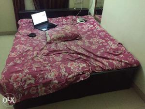 Queen Size bed with Box, in very good condition, Goregaon