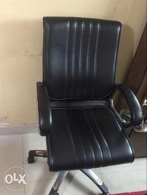 Revolving Chair in good condition black leatherite