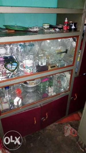 Showcase in very good condition with very strong