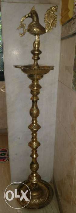 This is a big bronze antique piece lamp. weighing