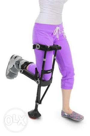 Hands free knee crutch