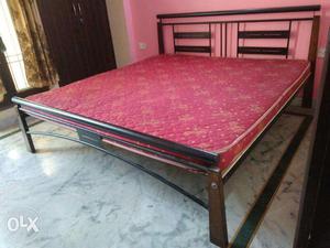 2 yrs old 6x6 king size metal bed in good