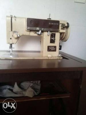 Singer designer machine with table and motor