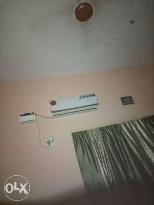 White Split Type Air Conditioner Onida 1 year used