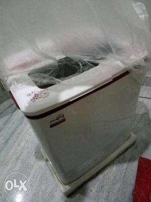 White Twin Tub Washing Machine