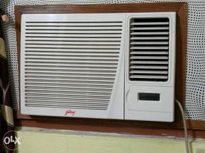 Window AC 1.25 ton. With stabiliser. Working in