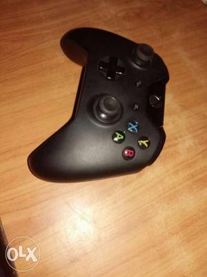 Black Xbox 360 Game Controller