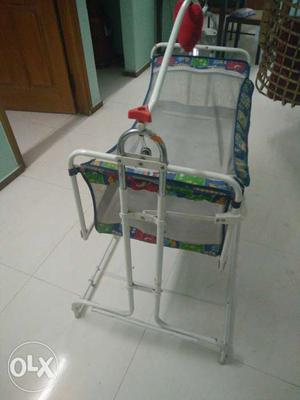 Cradle with wheels and lock