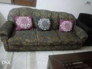 5 seater sofa with 5 cushions in a good condition