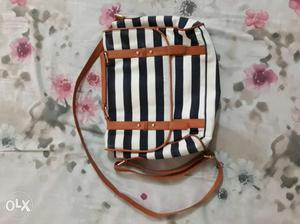 Sling bag with stripes.