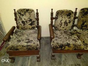 ) Sofa set in good condition. Note:
