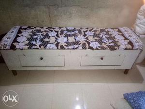 Very good condition White Wooden Platform Bed