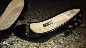 A pair of women shoes of size 40, used only once.